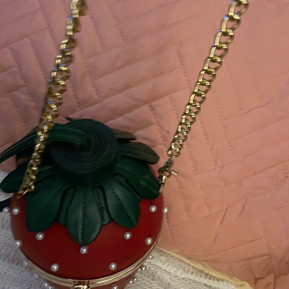 Unbranded Strawberry Shaped Wristlet,Crossbody Vegan Leather NWOT - Picture 8 of 9